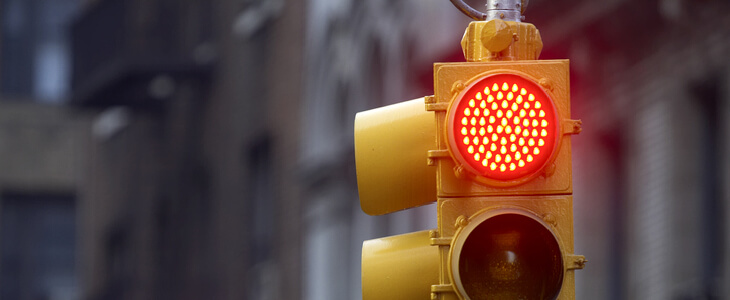 closeup picture of a red traffic light in NYC